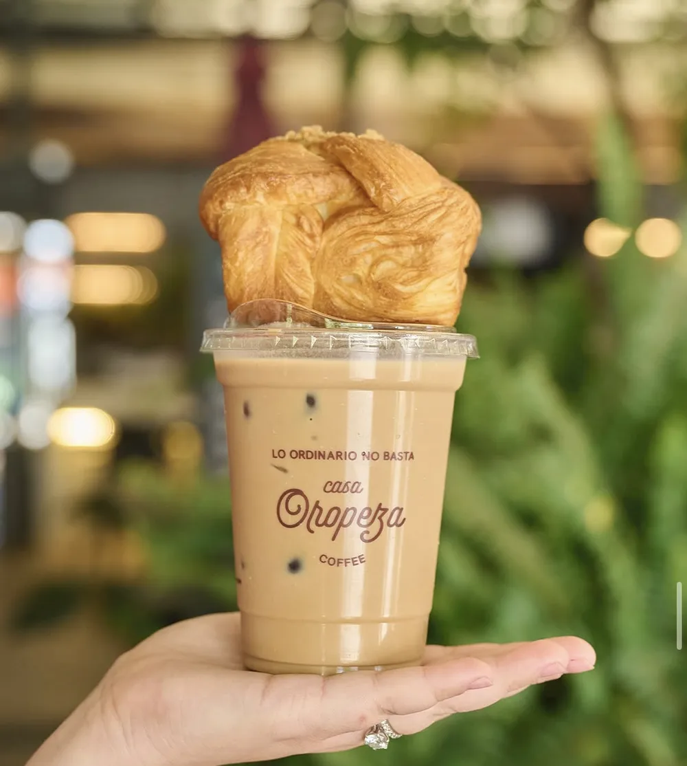 Latte frío con pan dulce